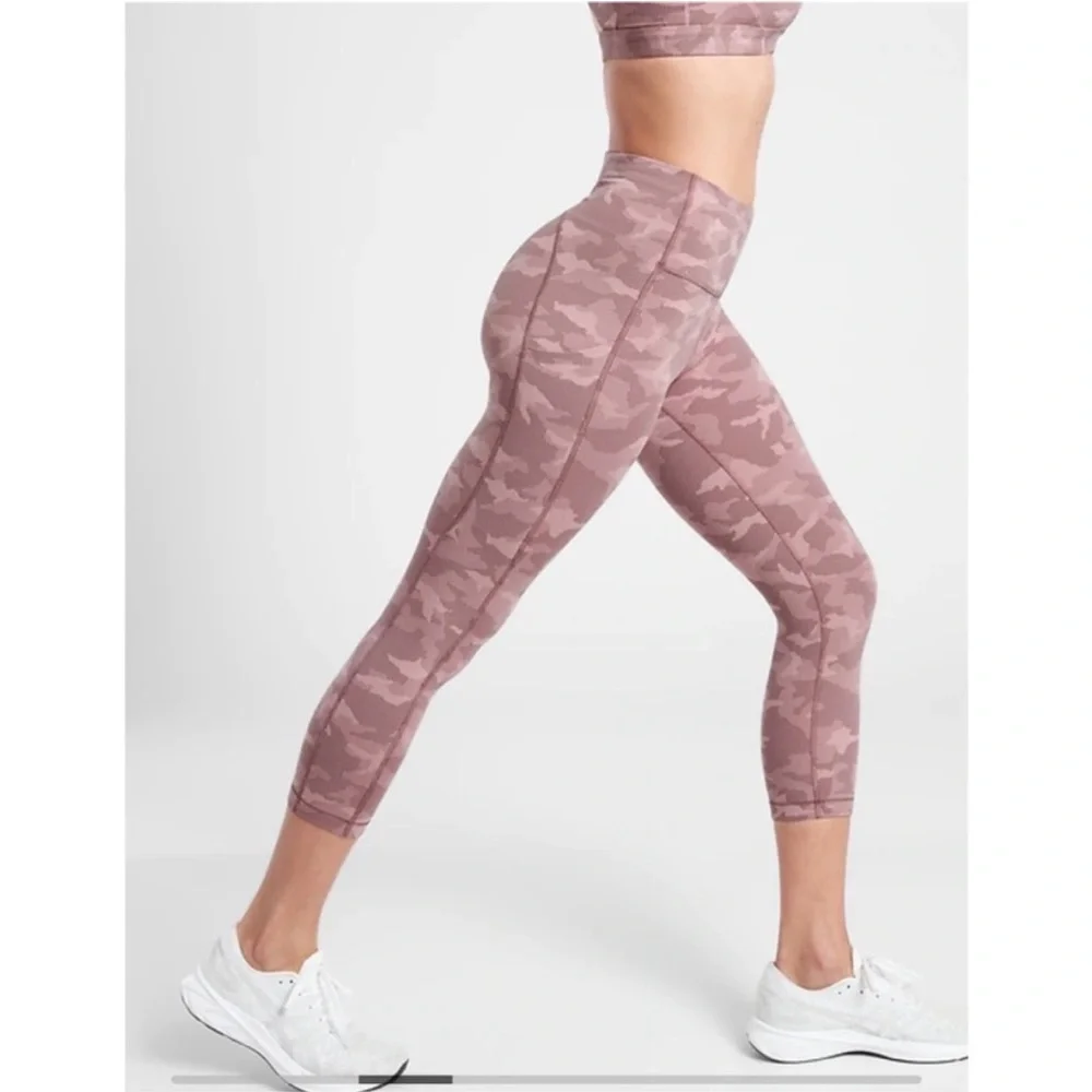 Athleta Ultimate Stash Pocket Camo Capri Leggings M – Pink Activewear